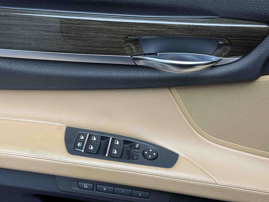 BMW 7 Series 2011 immagine di auto #15