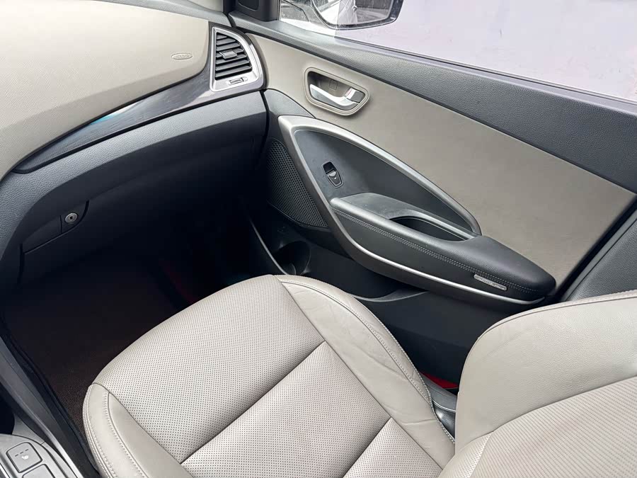 Hyundai Grand Santa Fe 2015 car image #15