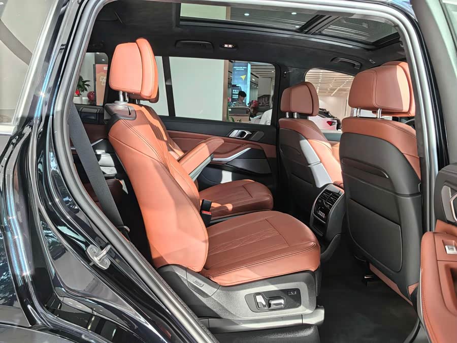 BMW X7 2021 car image #15