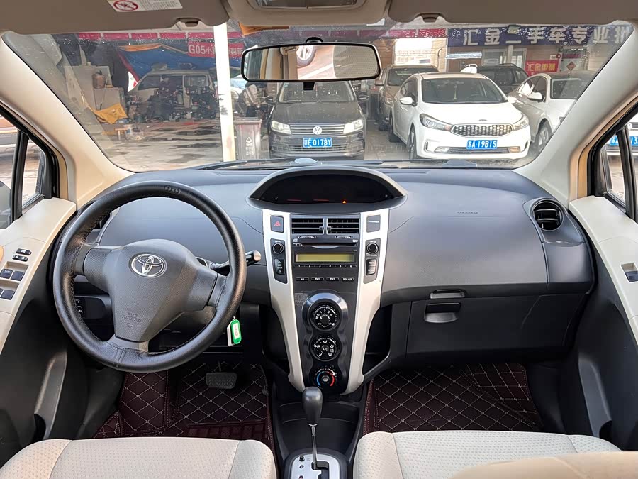 Toyota Yaris 2010 imagen de coche #15