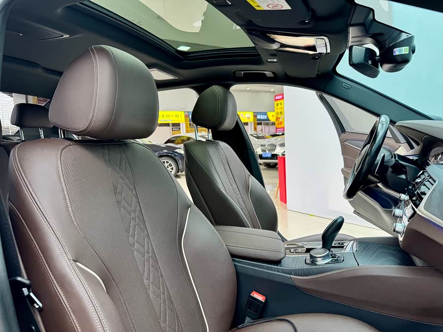 BMW 5 Series 2022 immagine di auto #15