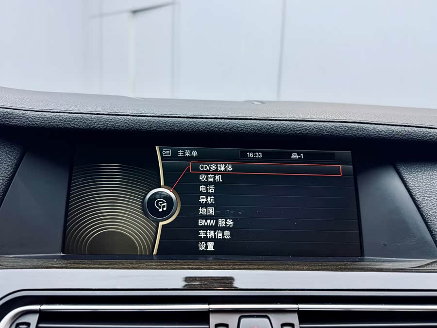 BMW 7 Series 2010 car image #15