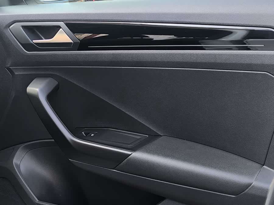 Volkswagen T-Roc 2019 car image #15