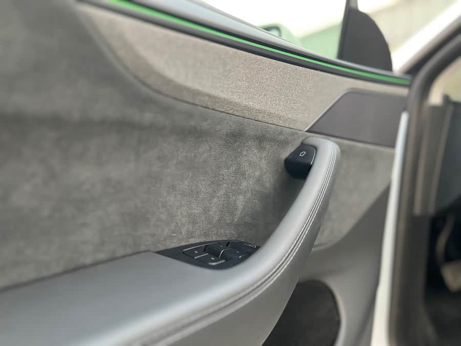 Tesla Model Y 2025 #15 Tesla Model Y 2025 car image #15