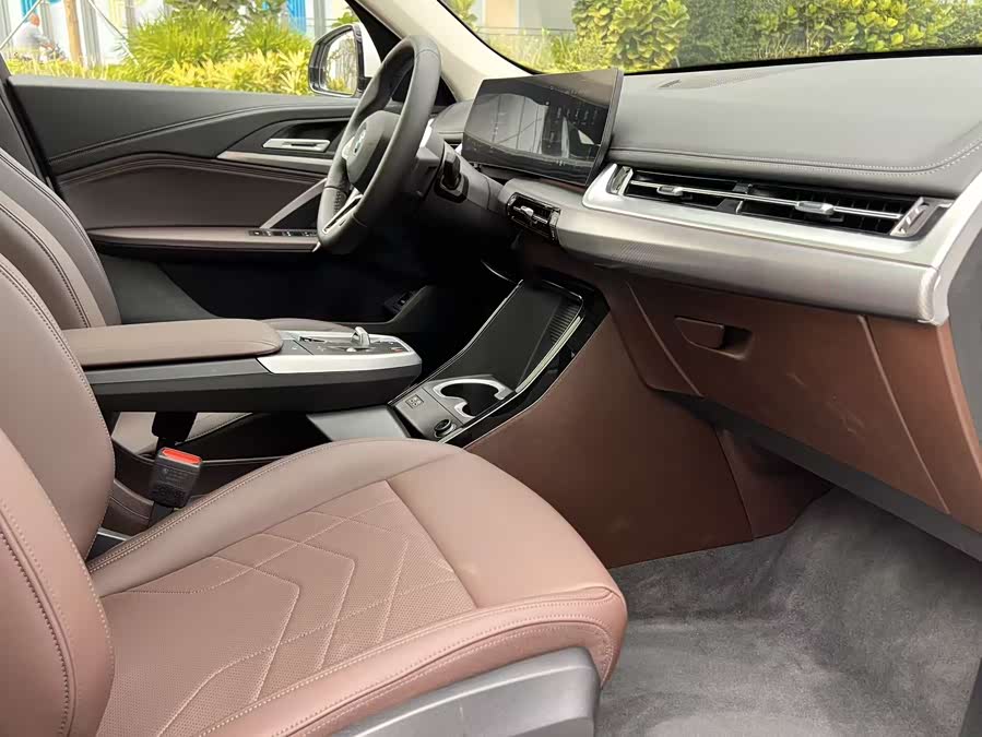 BMW iX1 2025 car image #15