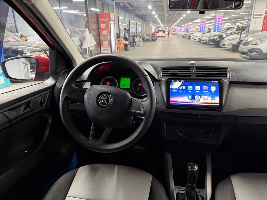 Skoda Fabia 2019 immagine di auto #15