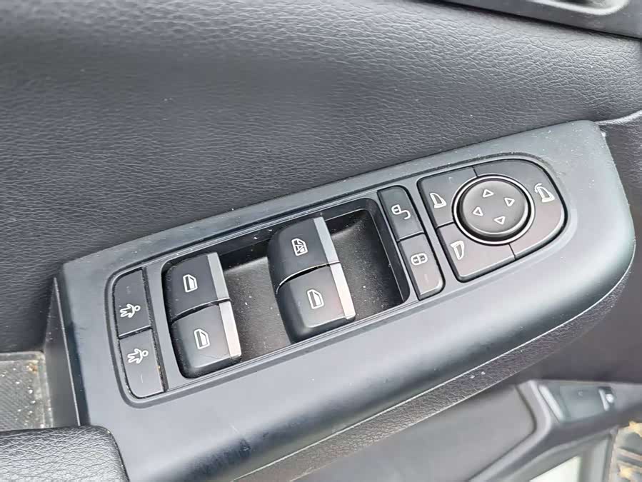 BYD Tang 2018 #15 BYD Tang 2018 car image #15