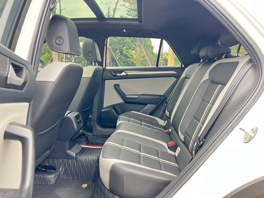 Volkswagen T-Roc 2023 car image #15