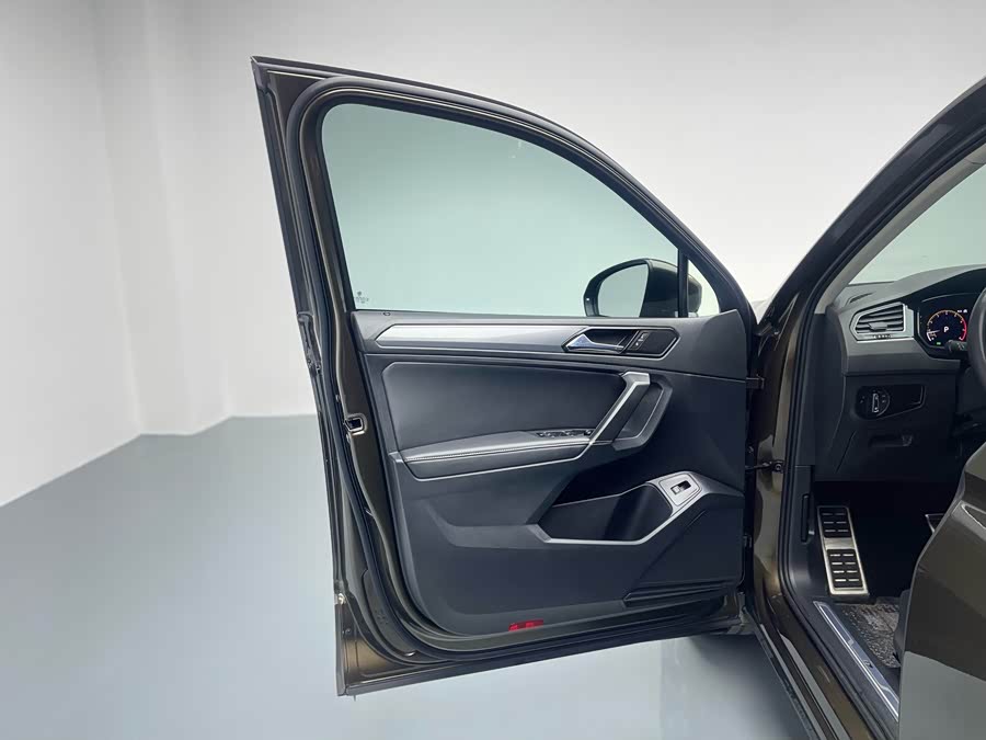 Volkswagen Tiguan L 2020 car image #15