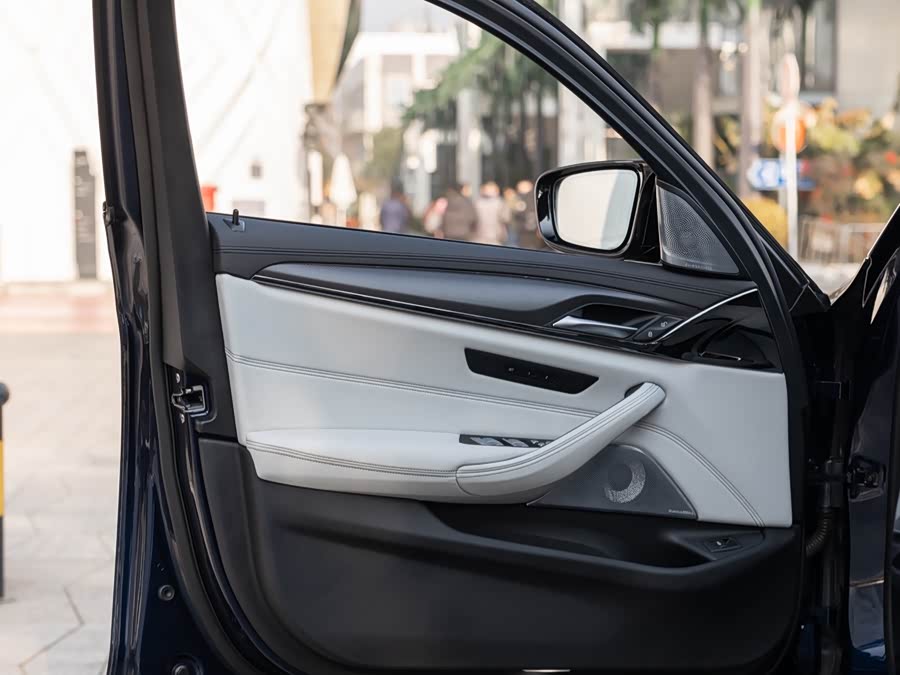 BMW M5 2023 изображение автомобиля #15