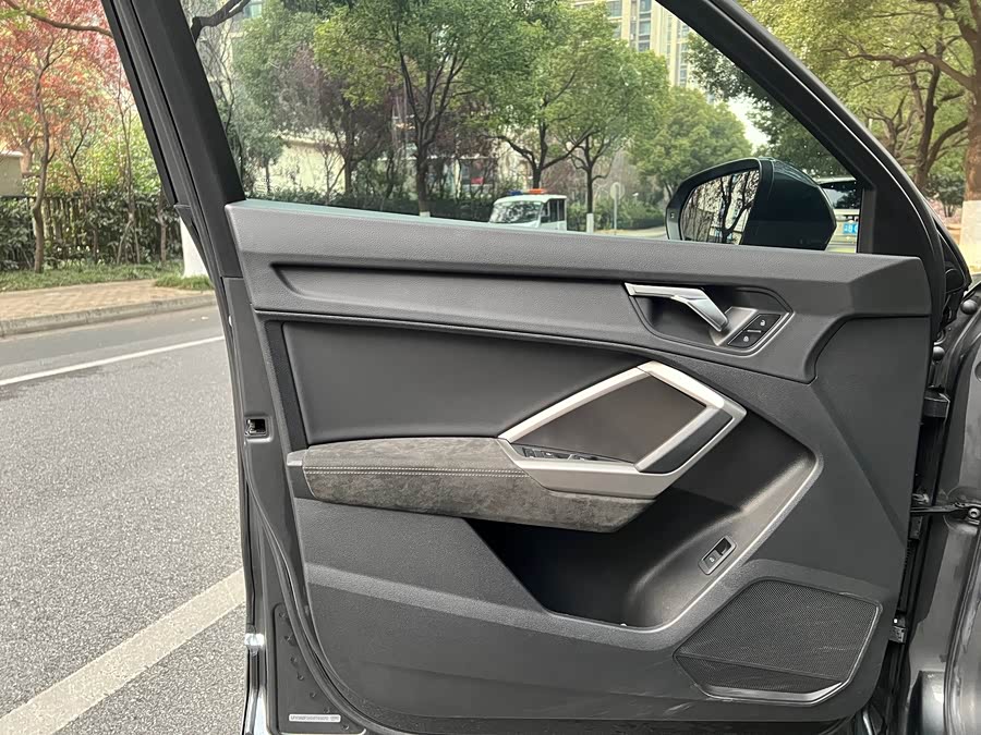 Audi Q3 2021 car image #15