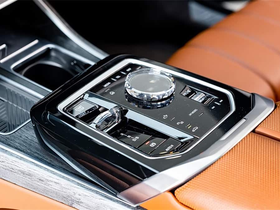 BMW i7 2025 car image #15