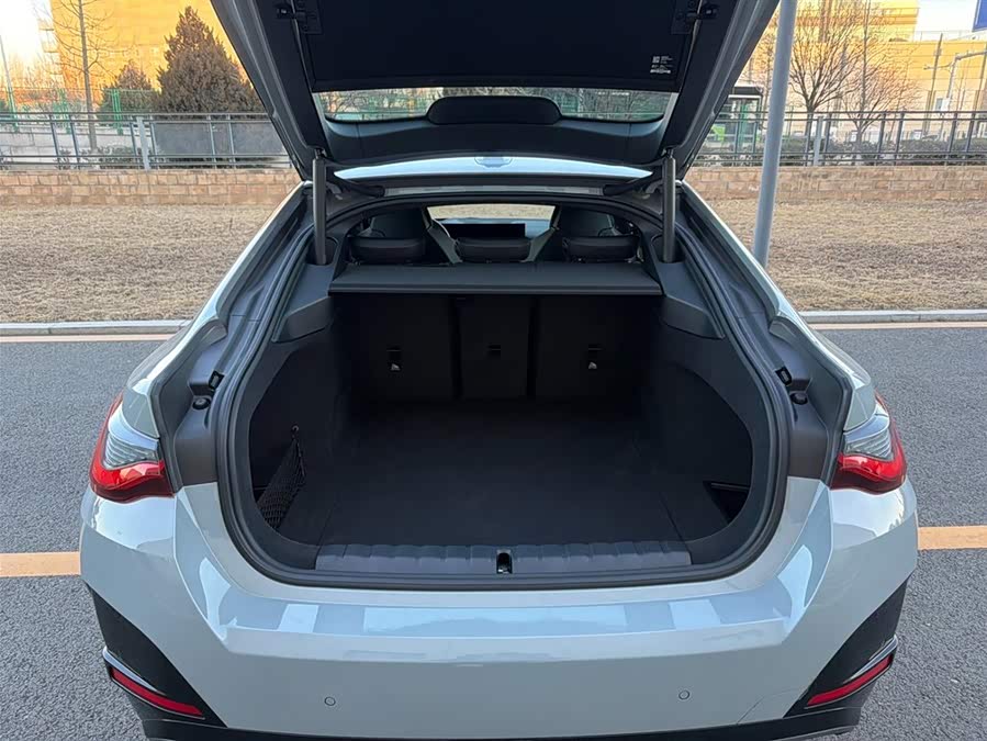 BMW i4 car image #15