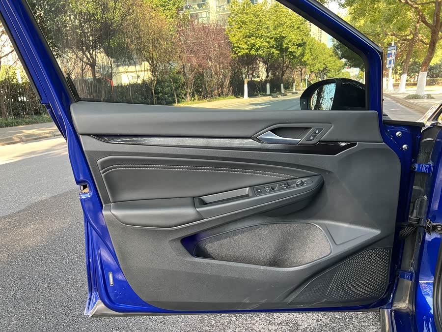 Volkswagen Golf 2023 car image #15