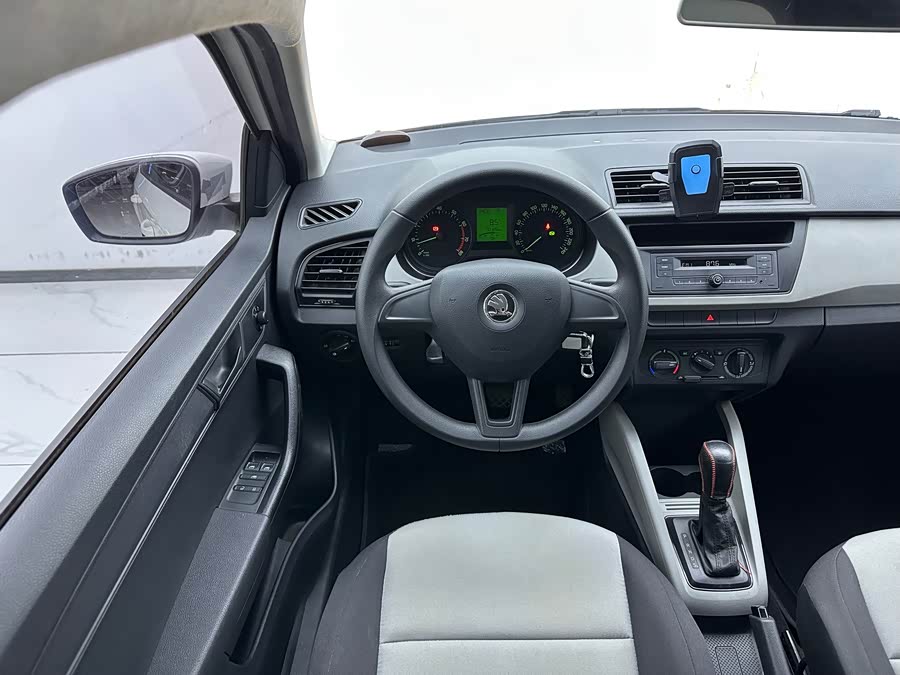 Skoda Fabia 2015 immagine di auto #15