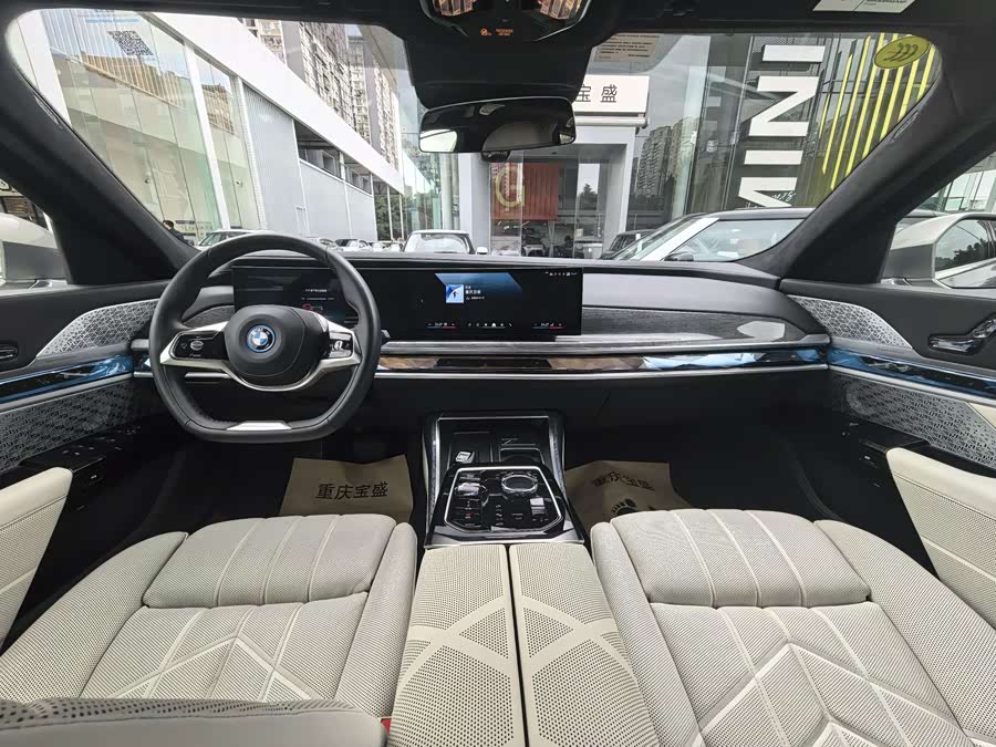 BMW i7 2024 car image #15