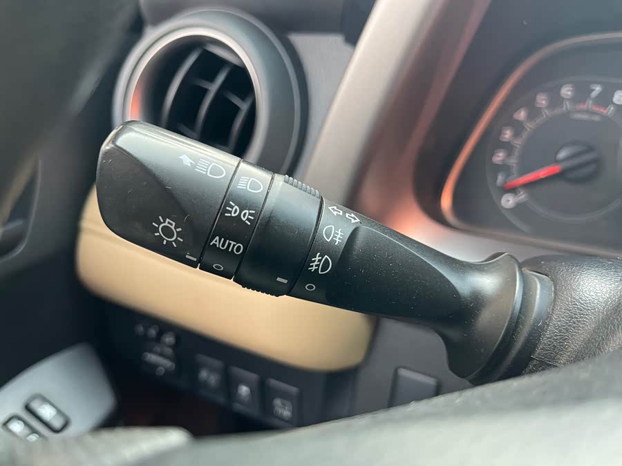 Toyota RAV4 2018 immagine di auto #15