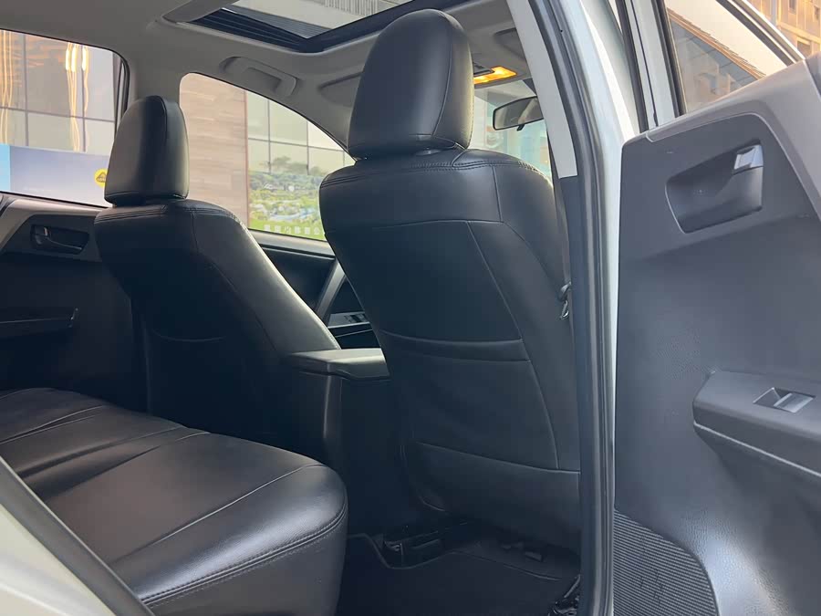 Toyota RAV4 2018 car image #15