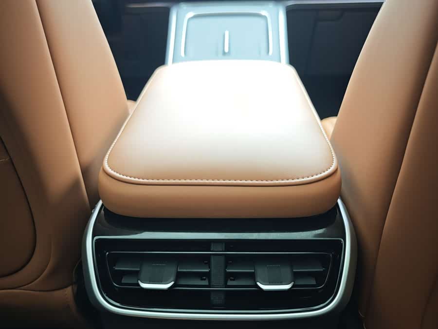 Xpeng G9 2025 car image #15