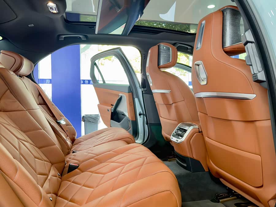 BMW i7 2023 car image #15