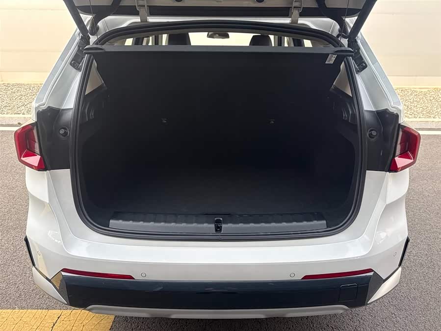 BMW iX1 2025 car image #15