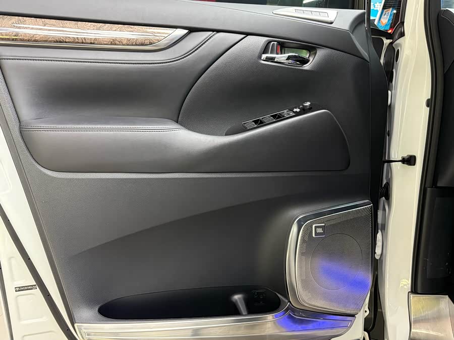 Toyota Alphard 2022 car image #15