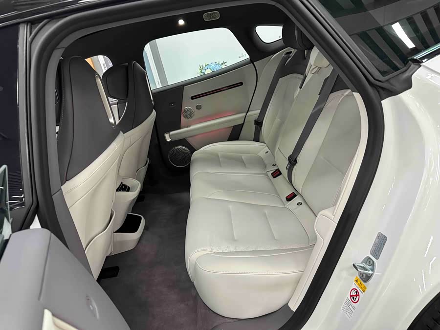 Avatr 06 2025 car image #15