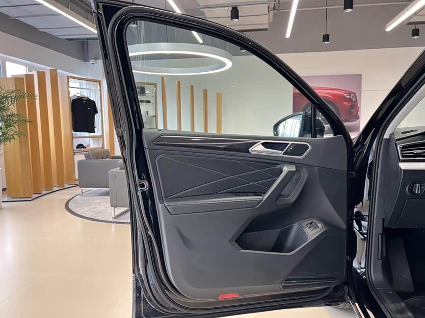 Volkswagen Tiguan L New Energy 2025 صورة سيارة #15