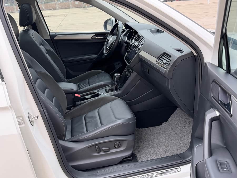 Volkswagen Tiguan L 2019 immagine di auto #15