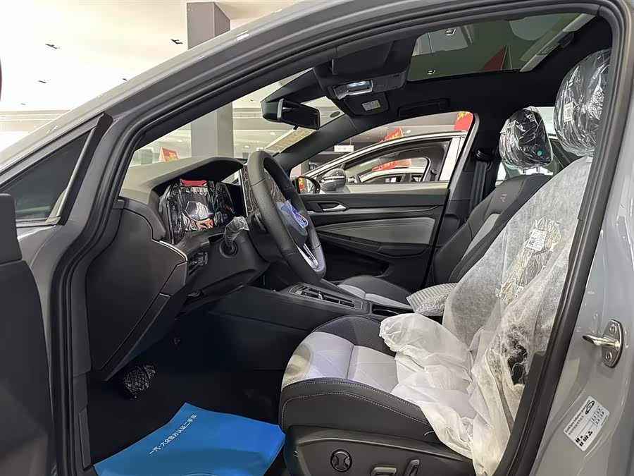 Volkswagen Golf 2025 car image #15