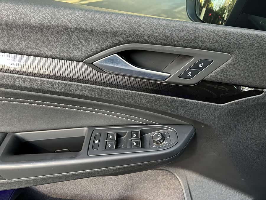 Volkswagen Golf 2023 car image #15