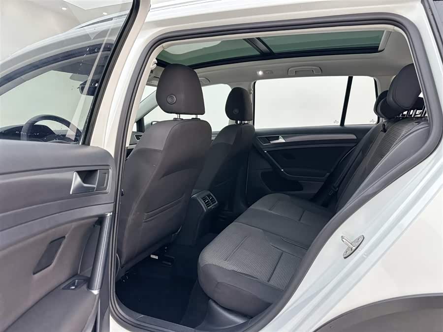 Volkswagen Golf (Imported) 2020 car image #15