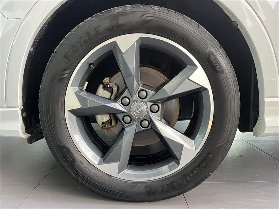 Audi Q3 2020 car image #15