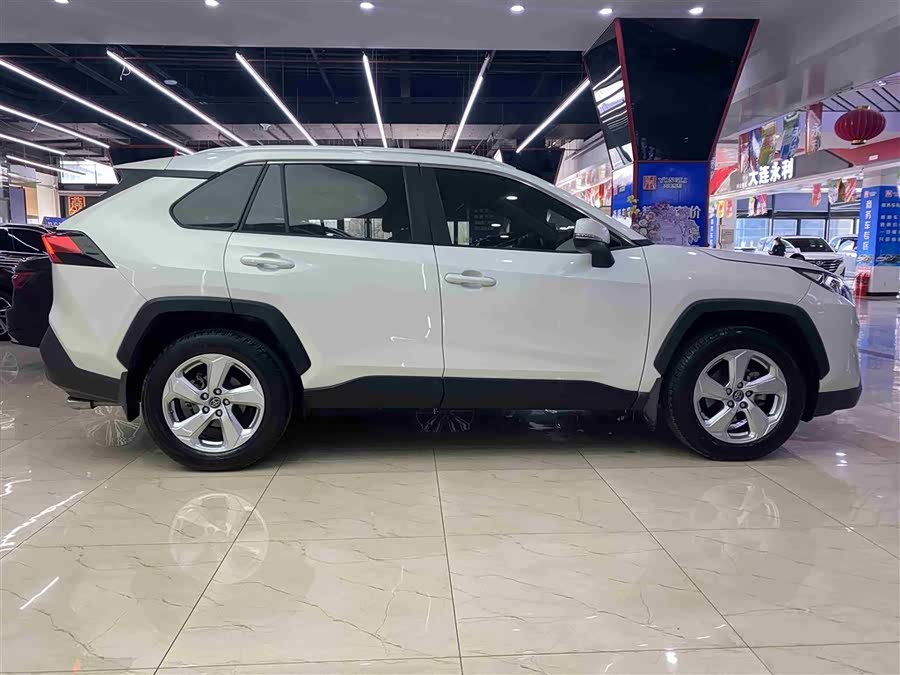 Toyota RAV4 2020 car image #15