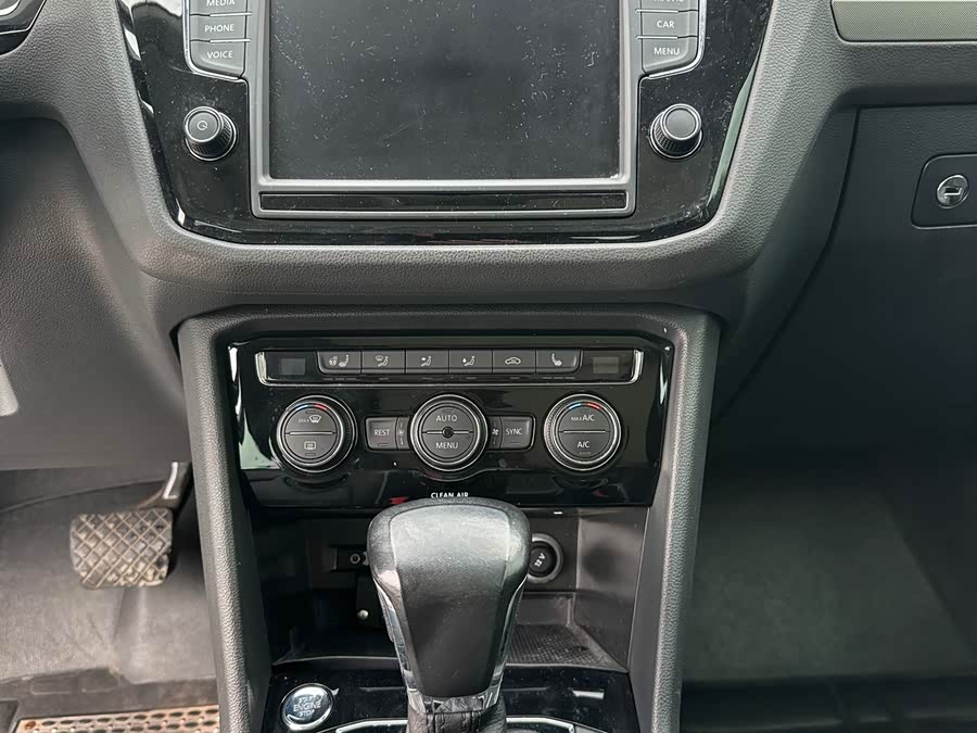 Volkswagen Tiguan L 2017 car image #15