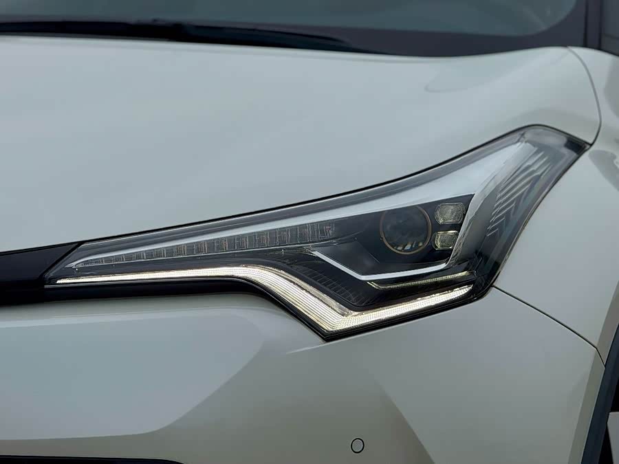 Toyota C-HR 2018 #15 Toyota C-HR 2018 car image #15