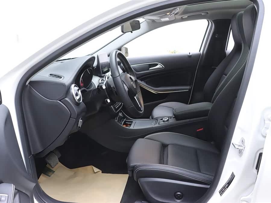 Mercedes-Benz GLA Class 2016 car image #15