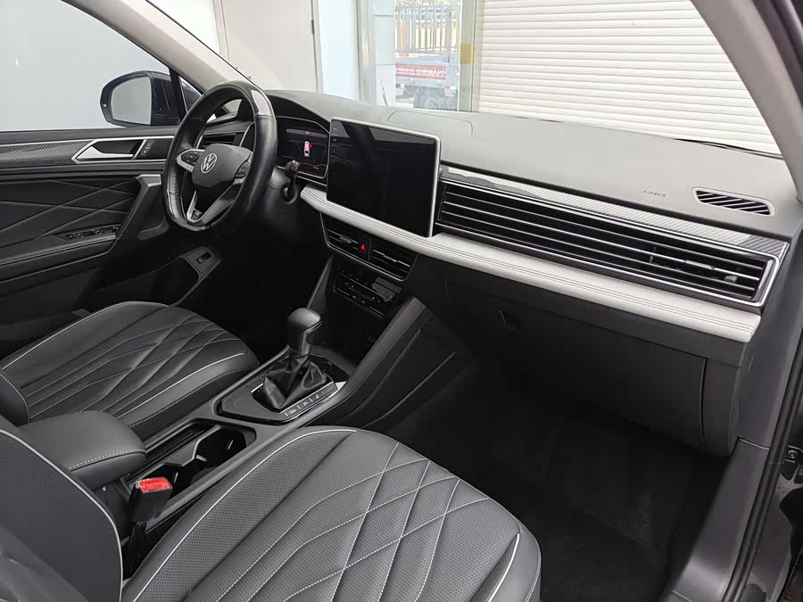 Volkswagen Tiguan L 2024 car image #15