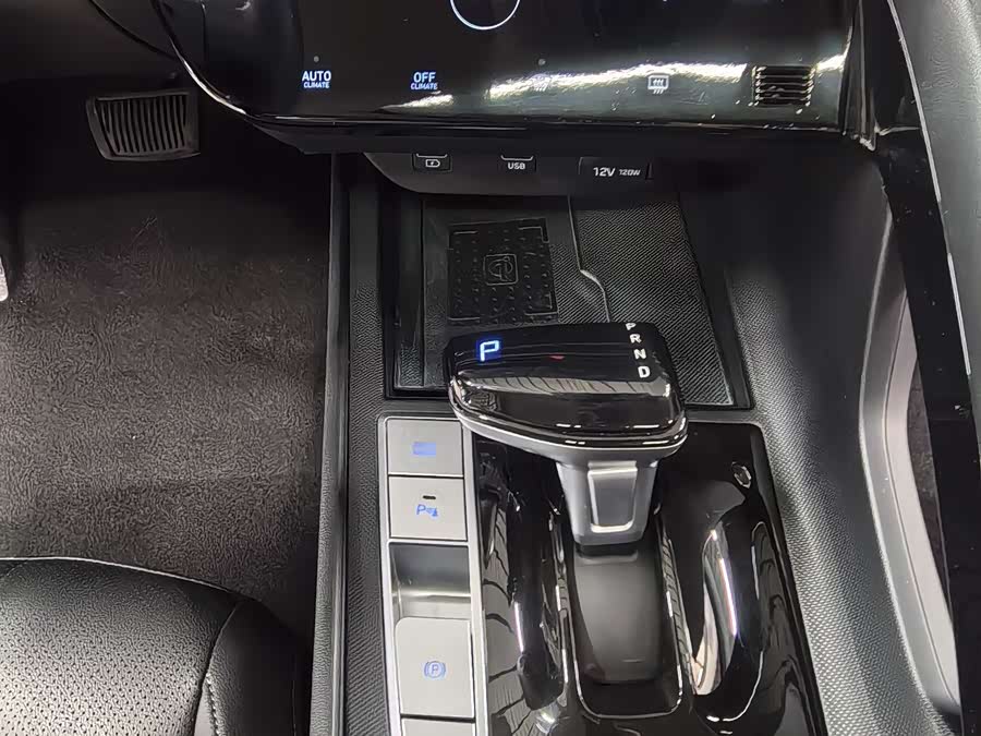 Hyundai Elantra 2023 immagine di auto #15