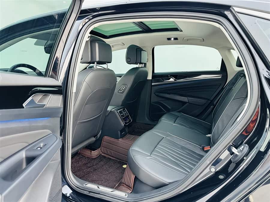 Volkswagen Passat 2023 صورة سيارة #15