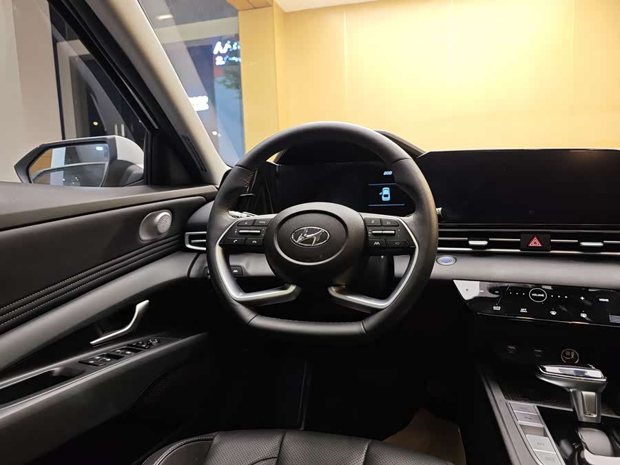 Hyundai Elantra 2023 immagine di auto #15