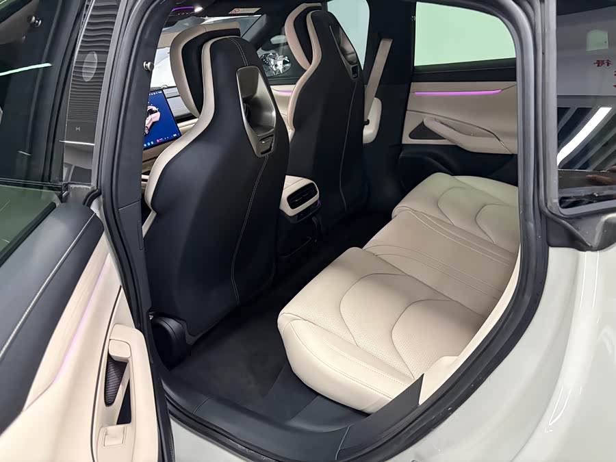 MI SU7 2025 immagine di auto #15