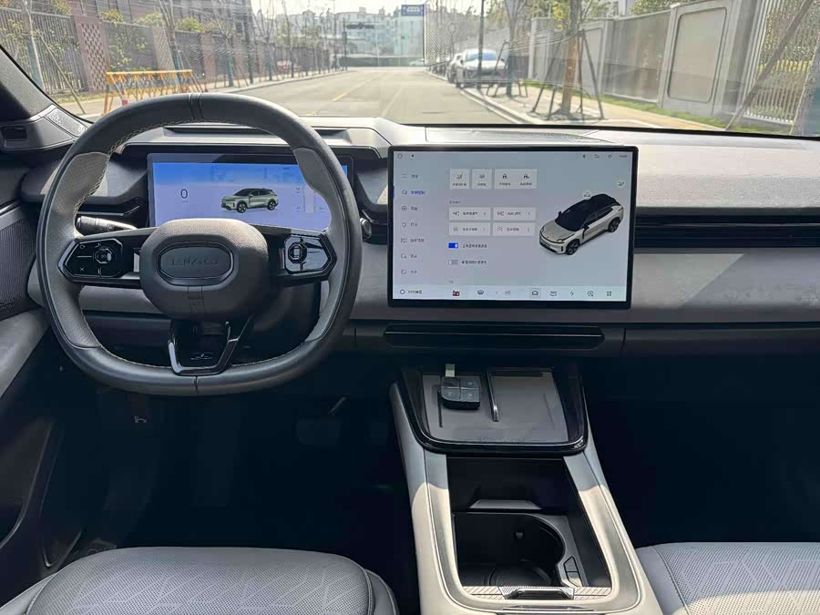 Lynk & Co 08 EM-P 2023 car image #15