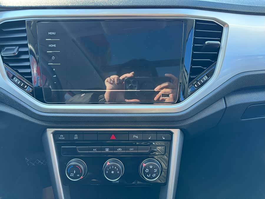 Volkswagen T-Roc 2023 car image #15