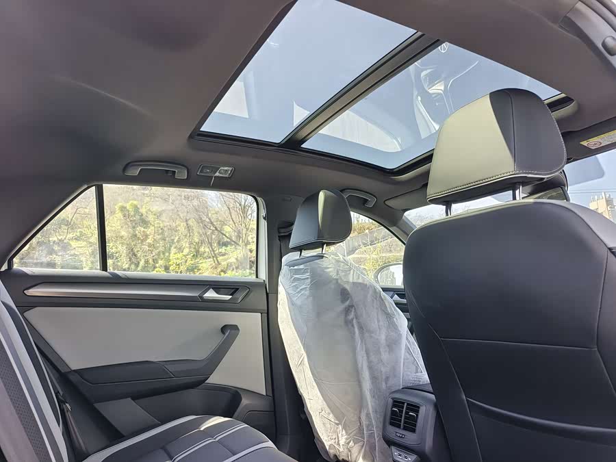 Volkswagen T-Roc 2026 car image #15