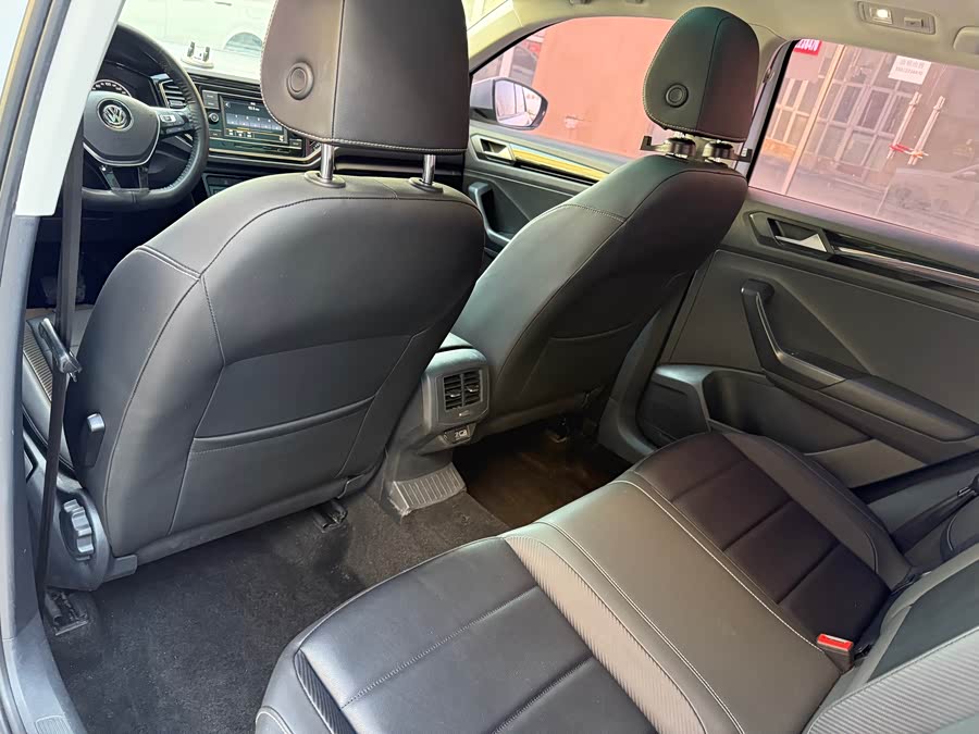 Volkswagen T-Roc 2024 car image #15