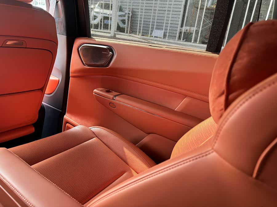 Lynk & Co 900 2025 car image #15