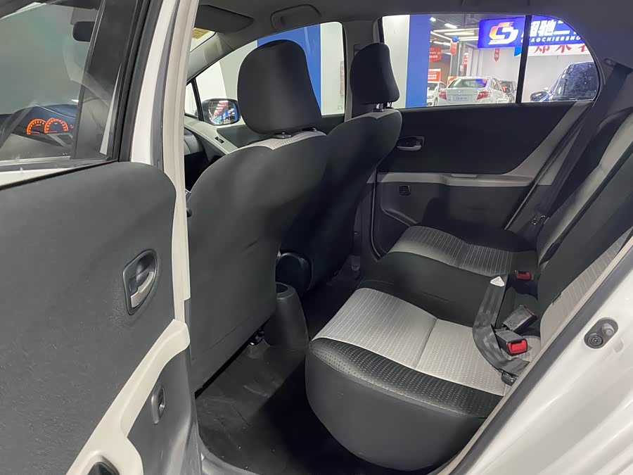 Yaris 2012 immagine di auto #15