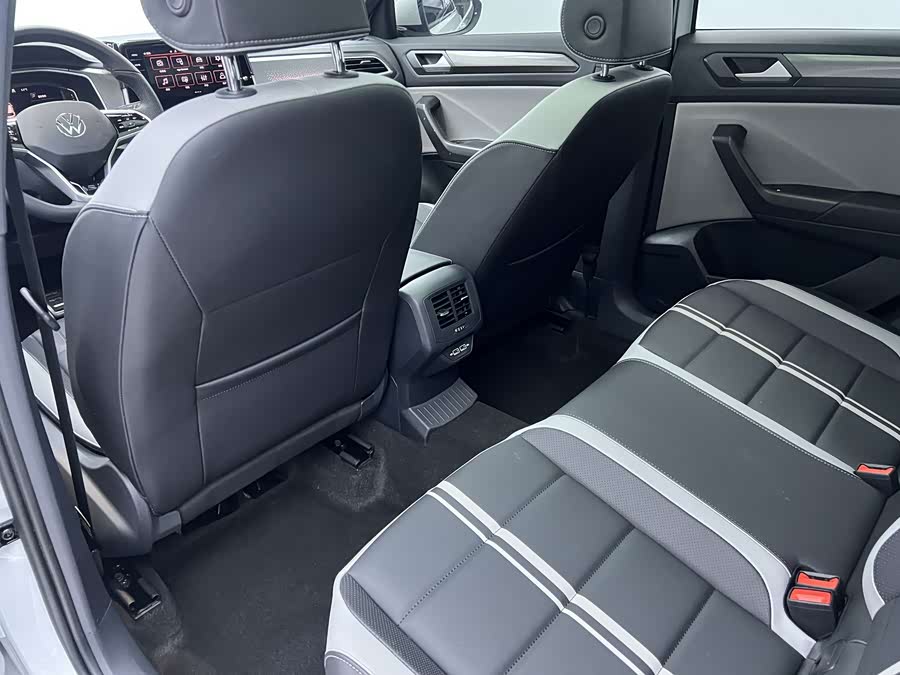 Volkswagen T-Roc 2024 #15 Volkswagen T-Roc 2024 car image #15