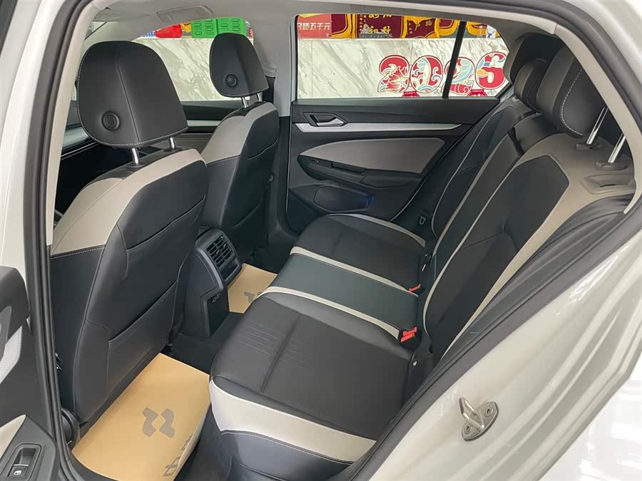 Volkswagen Golf 2023 car image #15